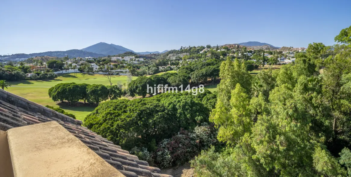 Продажа двухуровневого пентхауса в Nueva Andalucía 2