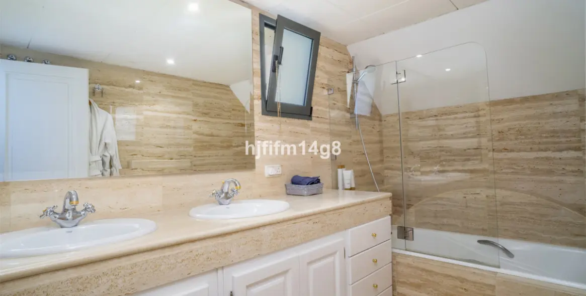 Продажа двухуровневого пентхауса в Nueva Andalucía 13