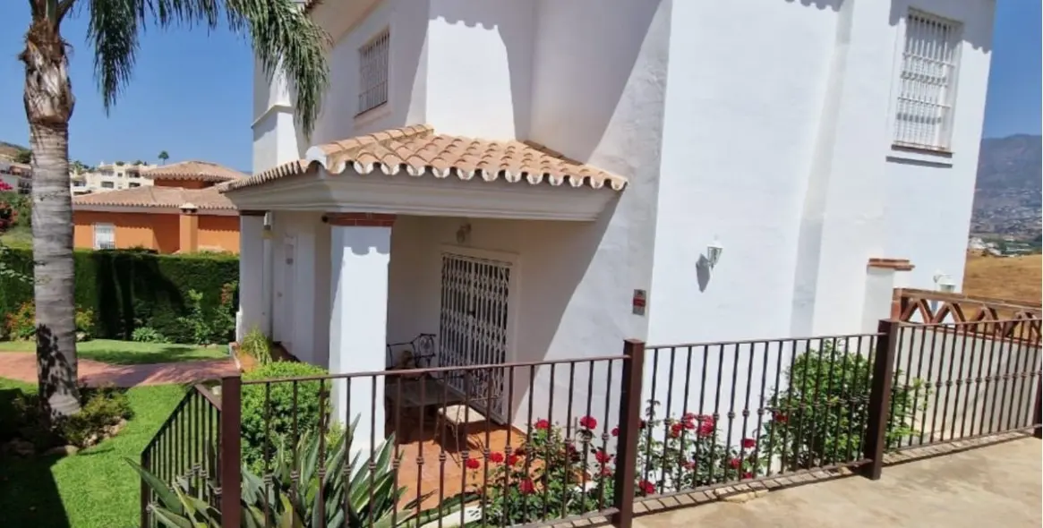 Продажа  отдельно стоящей виллы в Cerros del Aguila 1