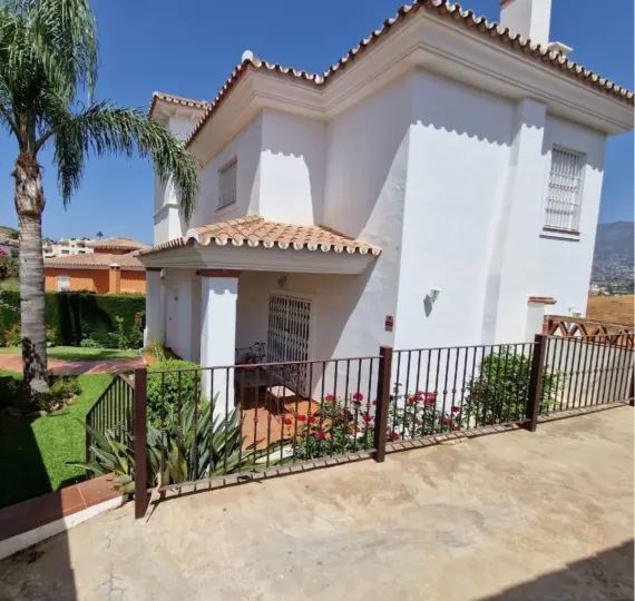 Продажа  отдельно стоящей виллы в Cerros del Aguila