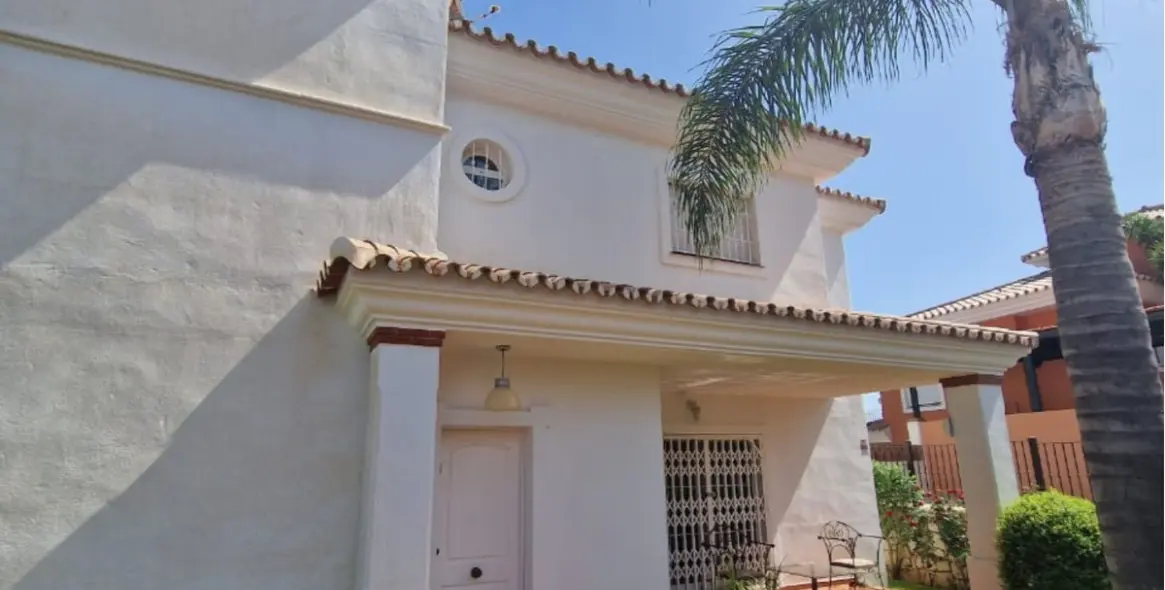 Продажа  отдельно стоящей виллы в Cerros del Aguila 5