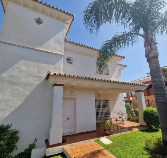 Продажа  отдельно стоящей виллы в Cerros del Aguila