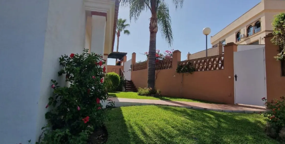 Продажа  отдельно стоящей виллы в Cerros del Aguila 10