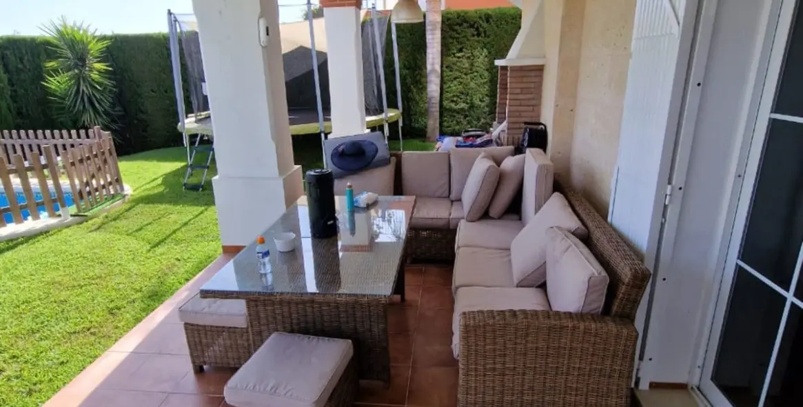 Продажа  отдельно стоящей виллы в Cerros del Aguila 12