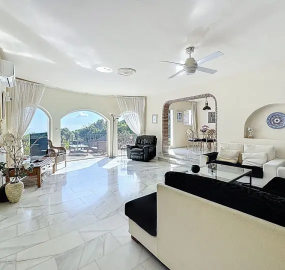 Продажа  отдельно стоящей виллы в Mijas