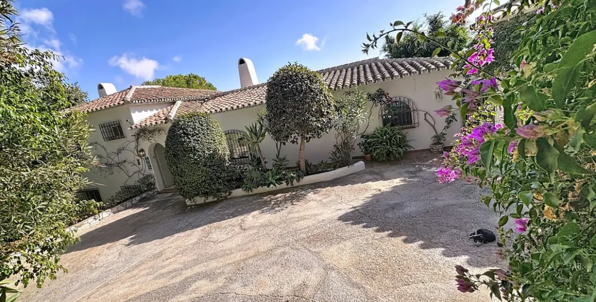 Sale of detached villa in Mijas 32