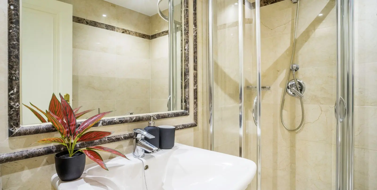 Sale of ground floor apartment in Marbella 13