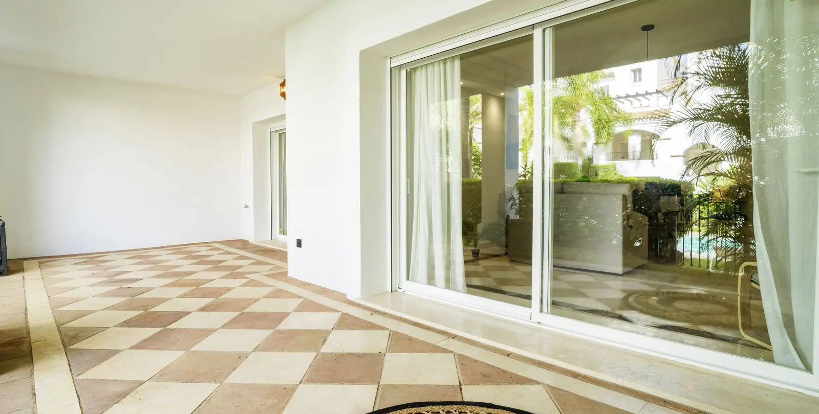Sale of ground floor apartment in Marbella 43