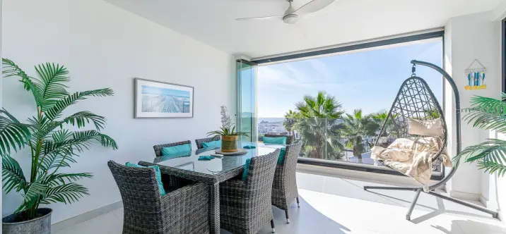 Venta de apartamento en planta media en Estepona 0