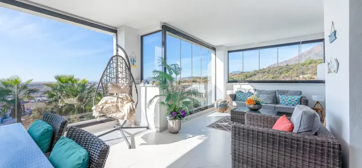 Venta de apartamento en planta media en Estepona 2