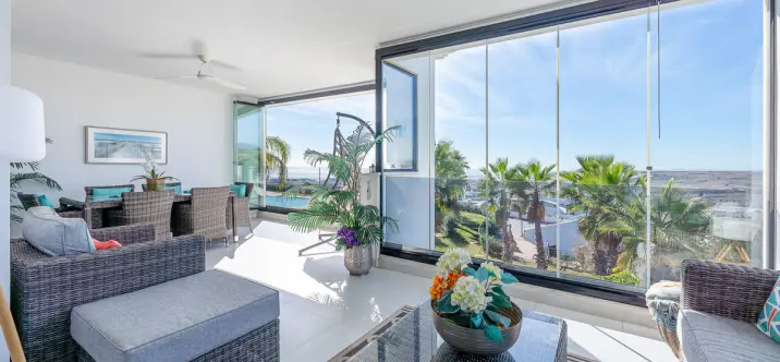 Venta de apartamento en planta media en Estepona 3