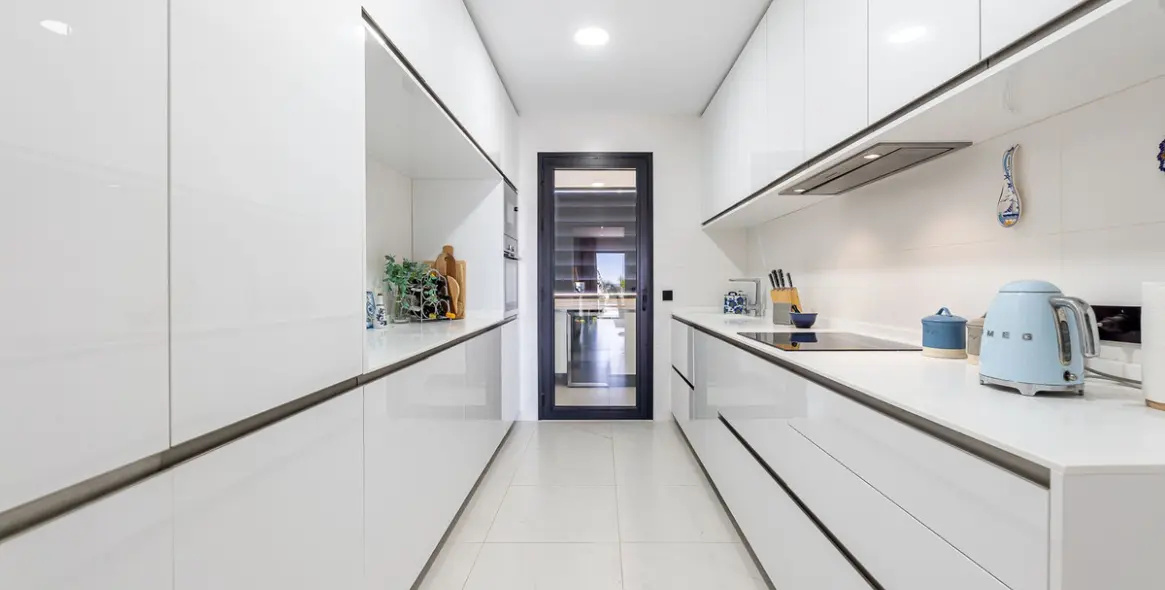 Продажа апартаментов на среднем этаже в Estepona 6