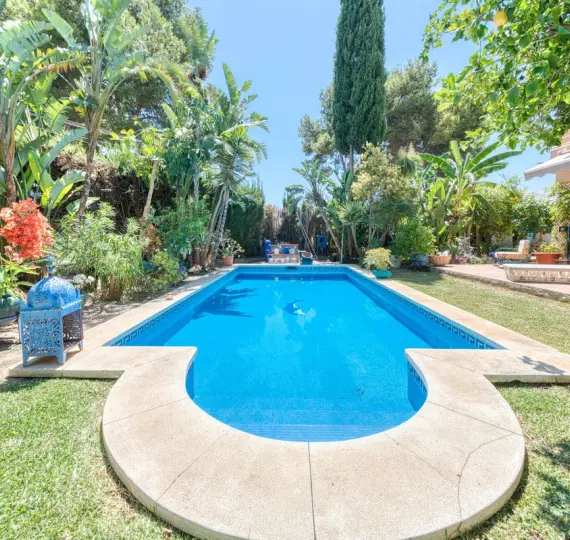 Продажа  отдельно стоящей виллы в El Coto