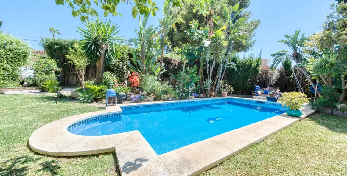 Продажа  отдельно стоящей виллы в El Coto 4