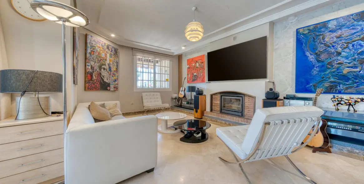 Продажа  отдельно стоящей виллы в El Coto 6