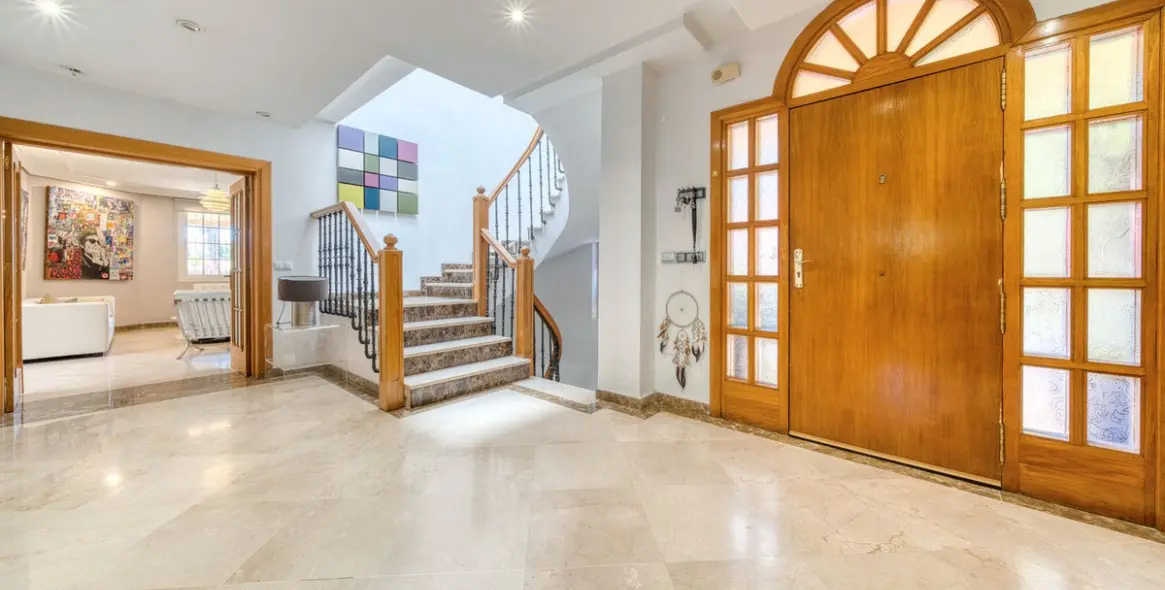 Продажа  отдельно стоящей виллы в El Coto 11