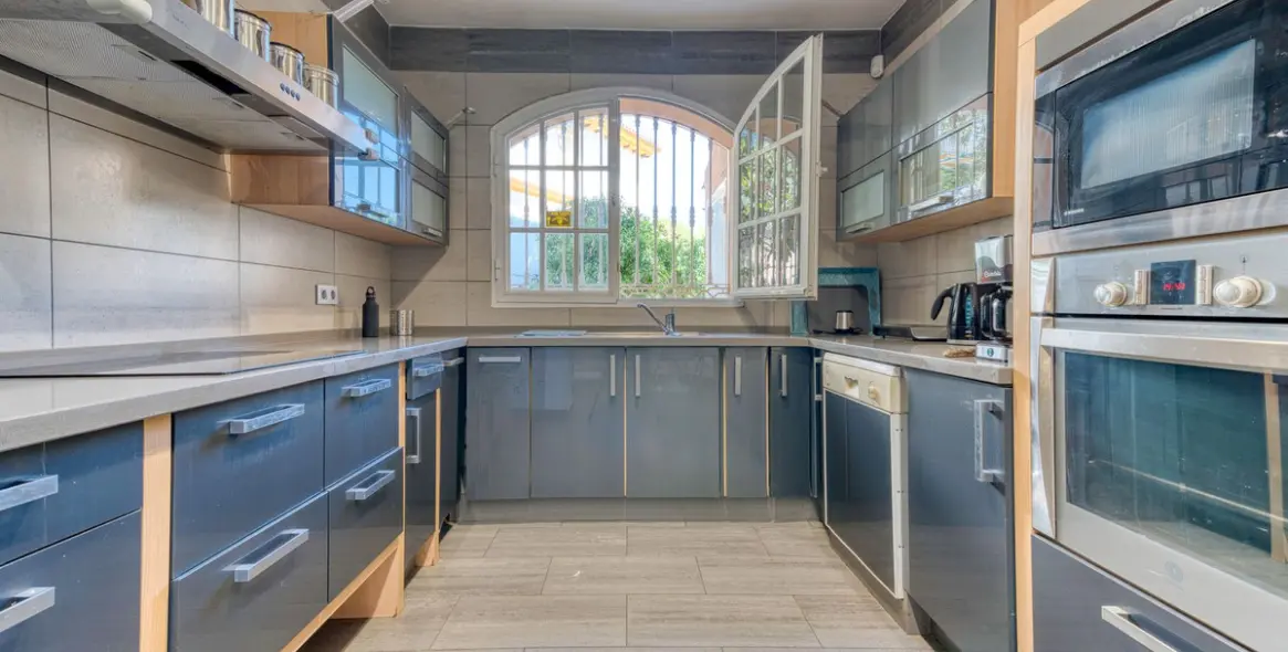 Продажа  отдельно стоящей виллы в El Coto 14