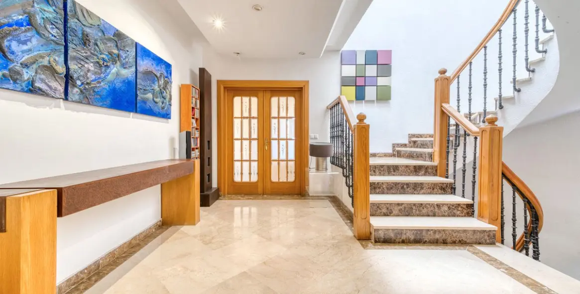 Продажа  отдельно стоящей виллы в El Coto 19