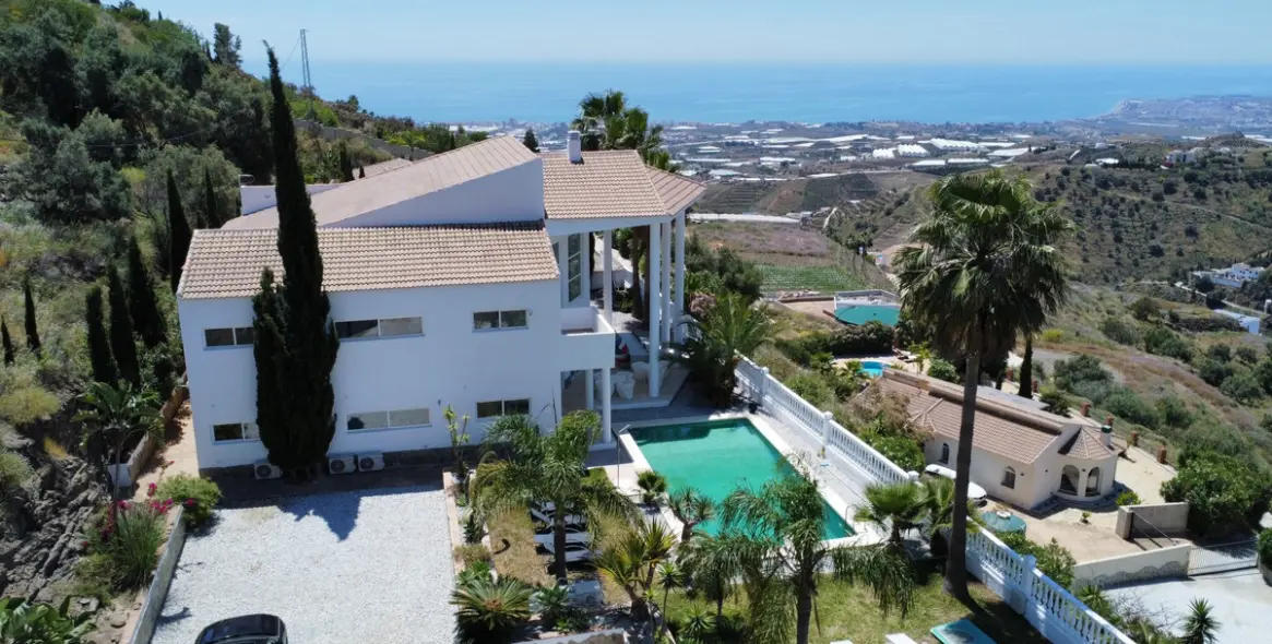 Sale of detached villa in Algarrobo 1