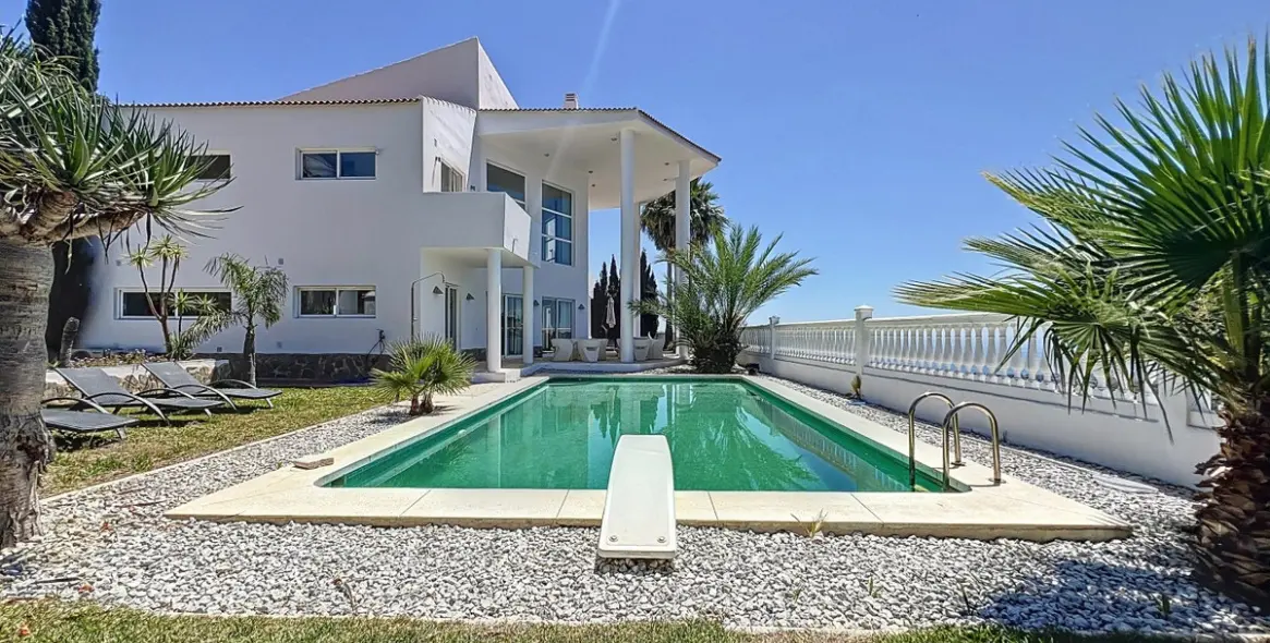 Sale of detached villa in Algarrobo 2