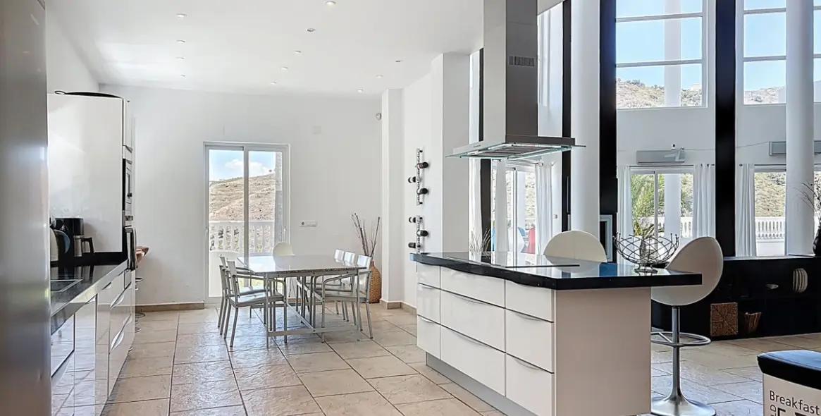 Sale of detached villa in Algarrobo 12