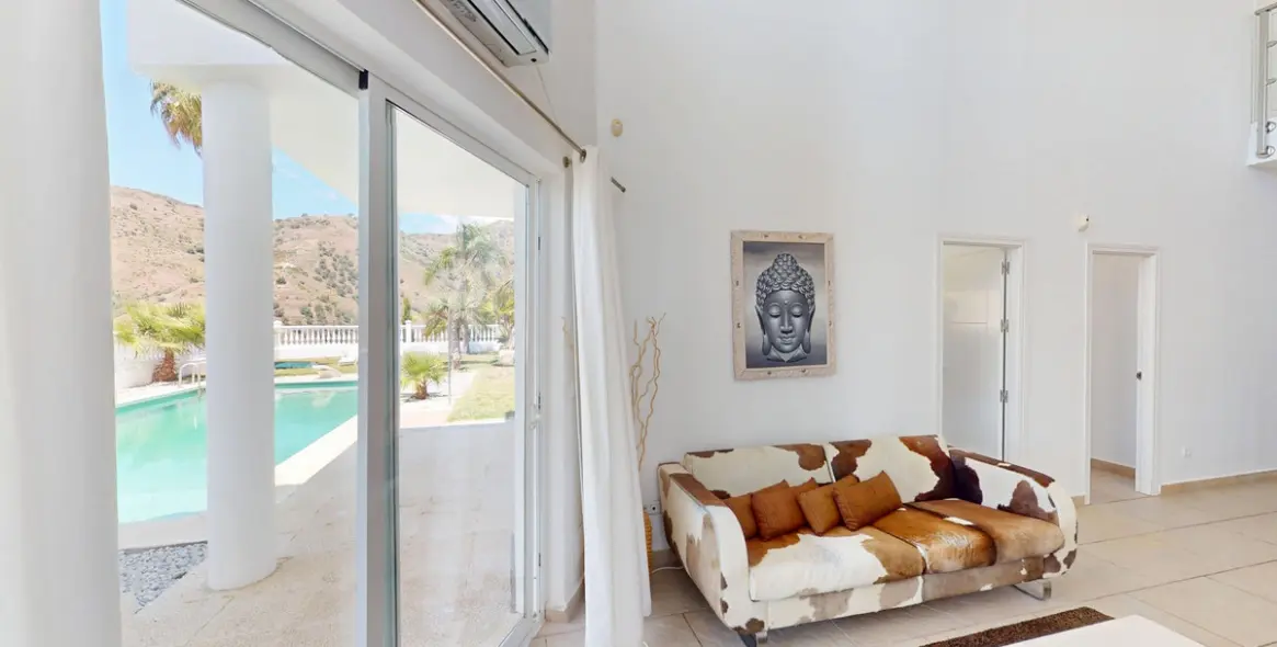 Sale of detached villa in Algarrobo 20