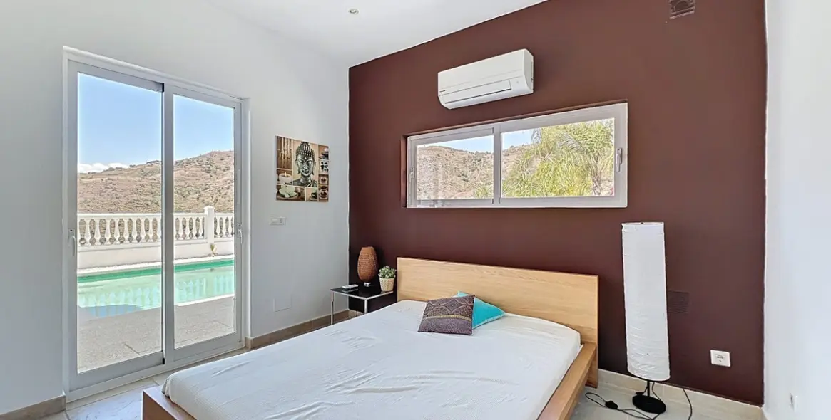 Sale of detached villa in Algarrobo 22