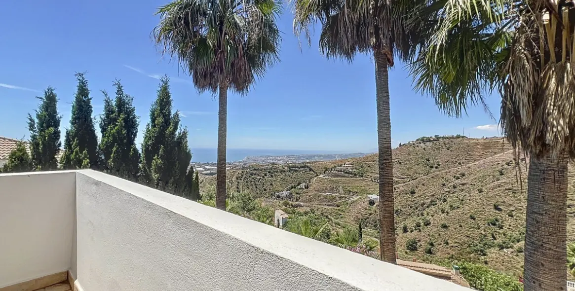 Sale of detached villa in Algarrobo 32