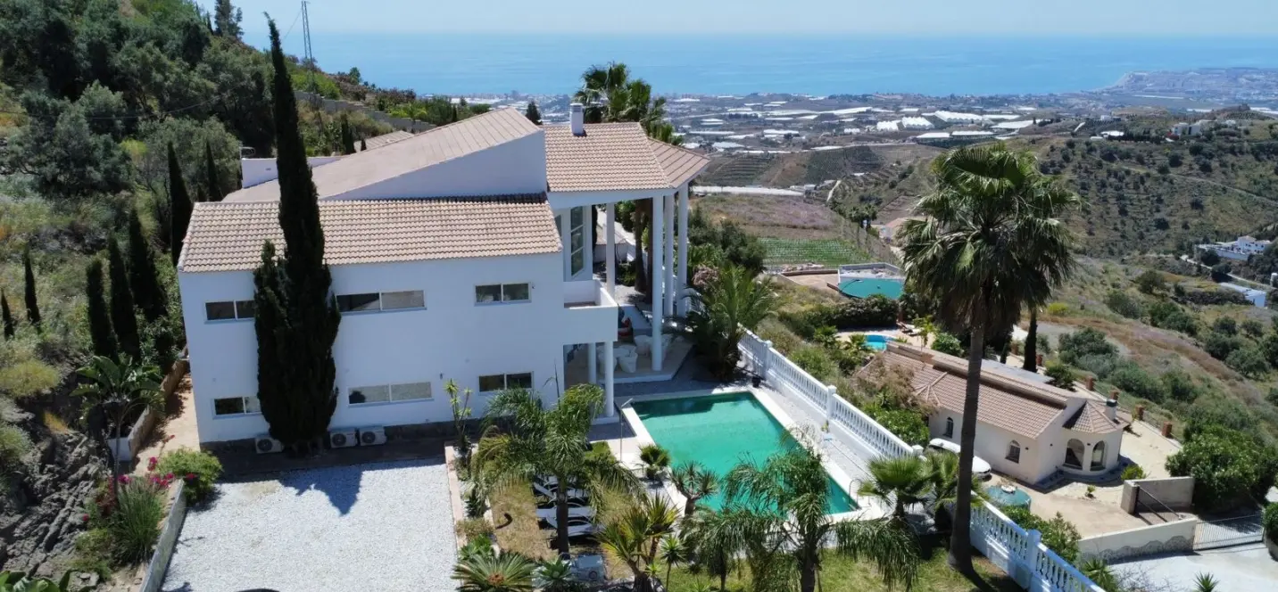 Sale of detached villa in Algarrobo 1