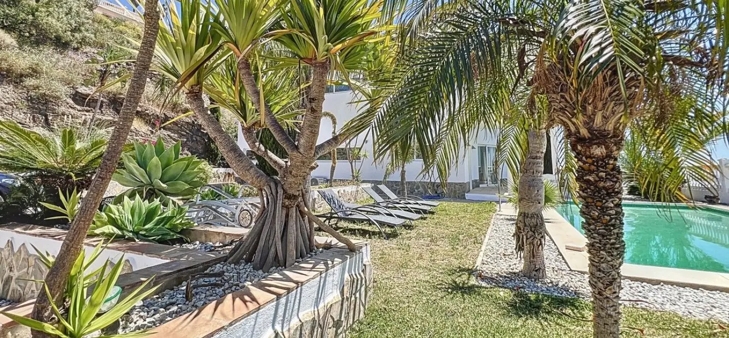 Sale of detached villa in Algarrobo 3