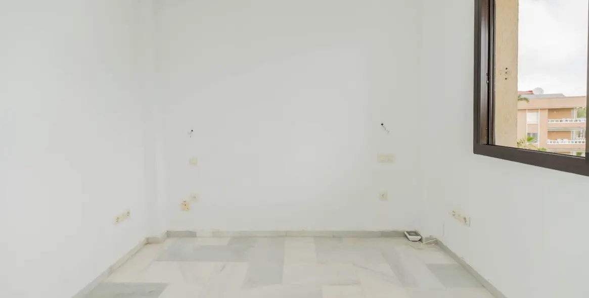 Sale of middle floor apartment in Torremolinos 17