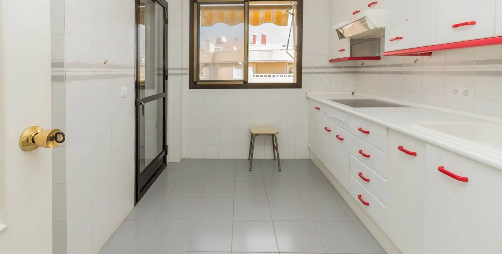 Sale of middle floor apartment in Torremolinos 28
