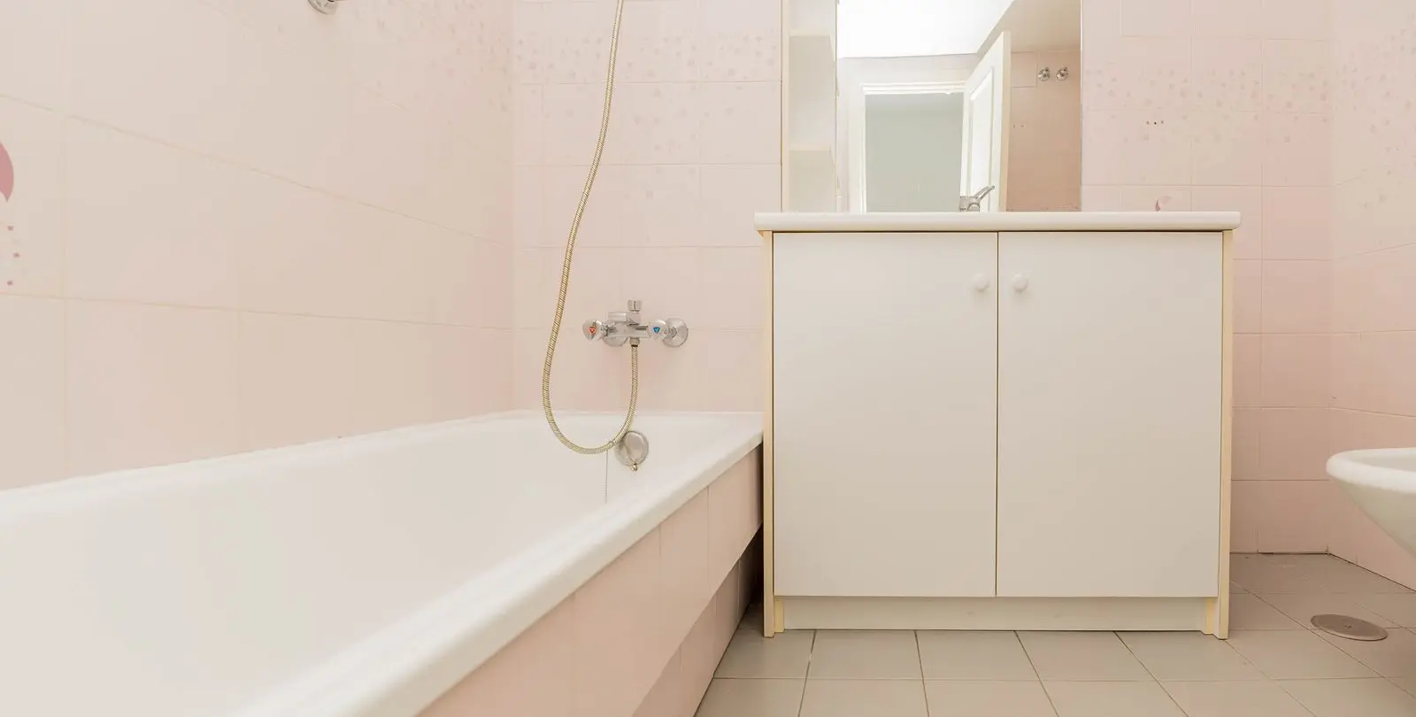 Sale of middle floor apartment in Torremolinos 32
