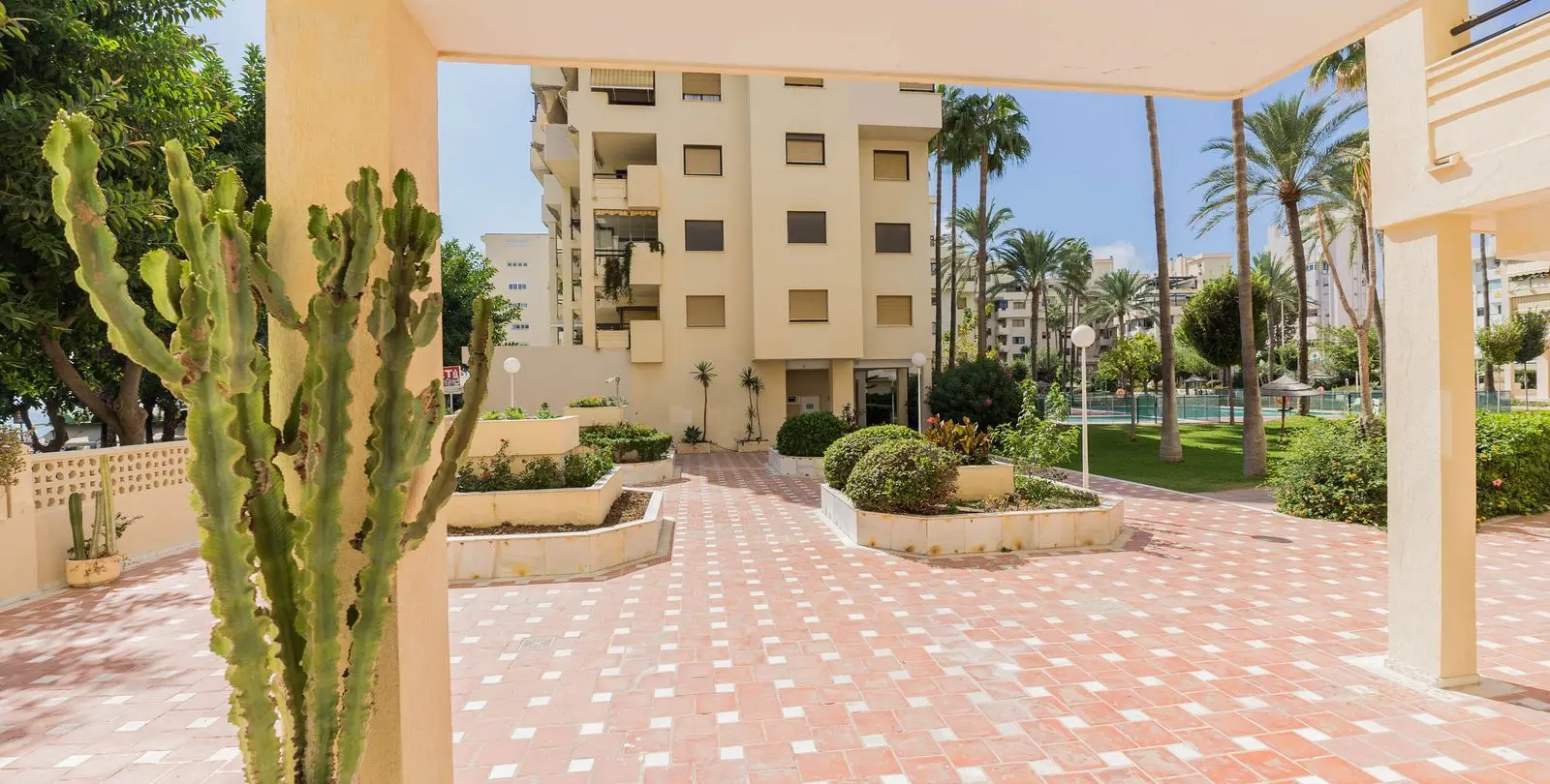Sale of middle floor apartment in Torremolinos 44