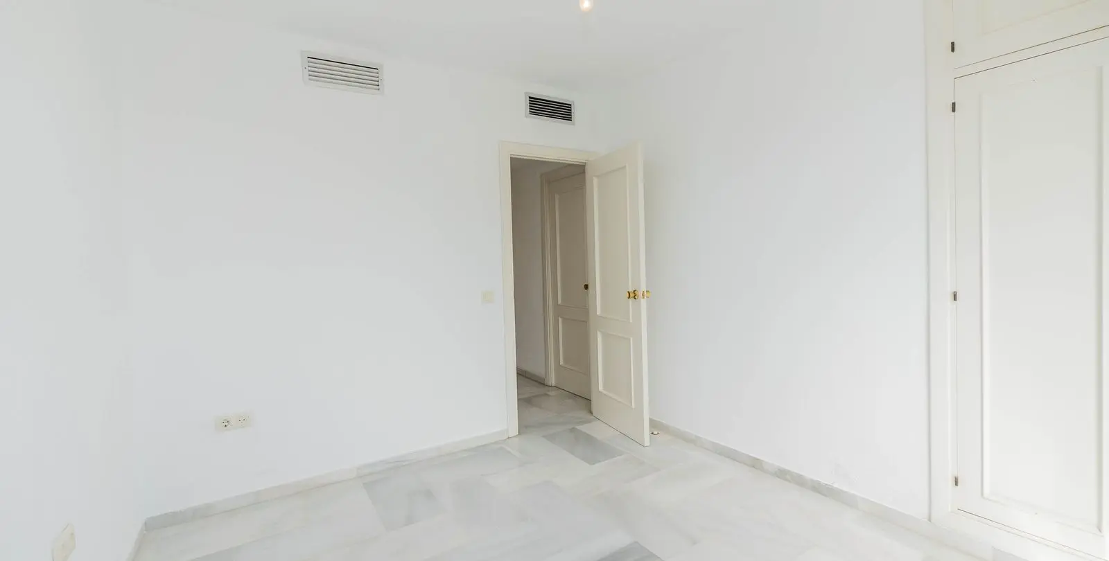 Sale of middle floor apartment in Torremolinos 50