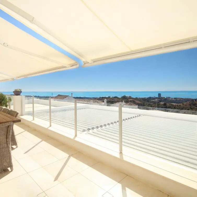 Продажа двухуровневого пентхауса в Altos de los Monteros