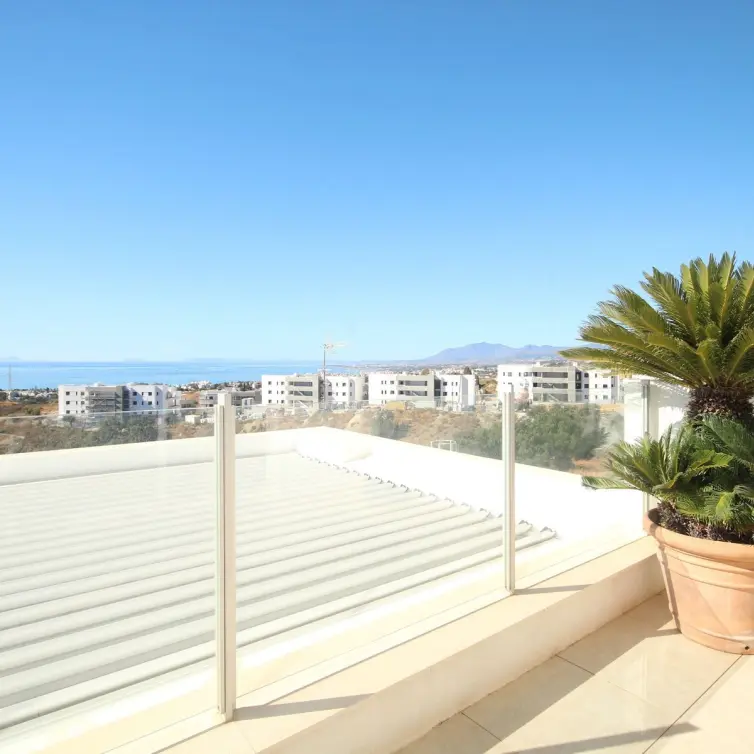 Продажа двухуровневого пентхауса в Altos de los Monteros