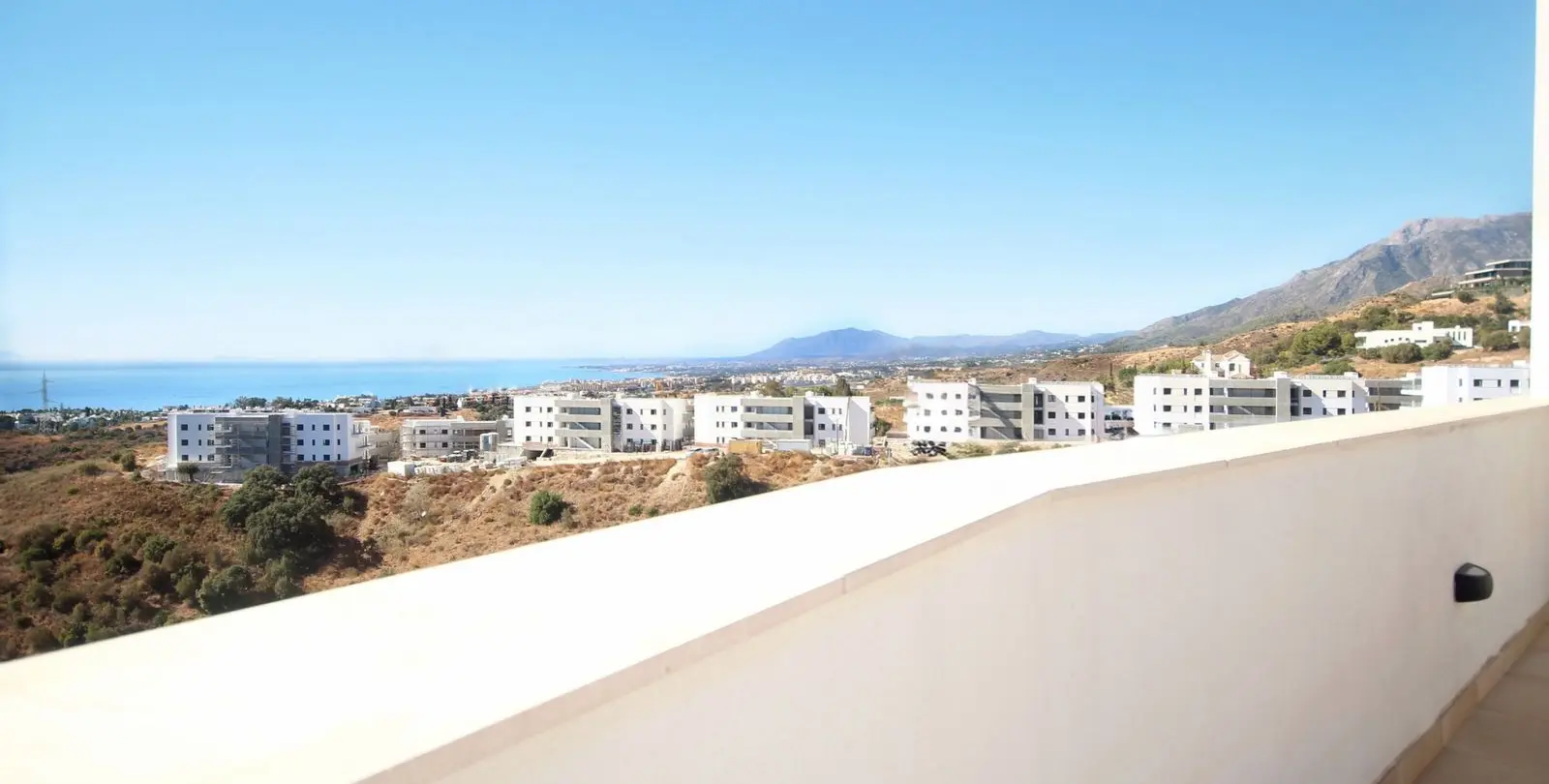 Продажа двухуровневого пентхауса в Altos de los Monteros 10