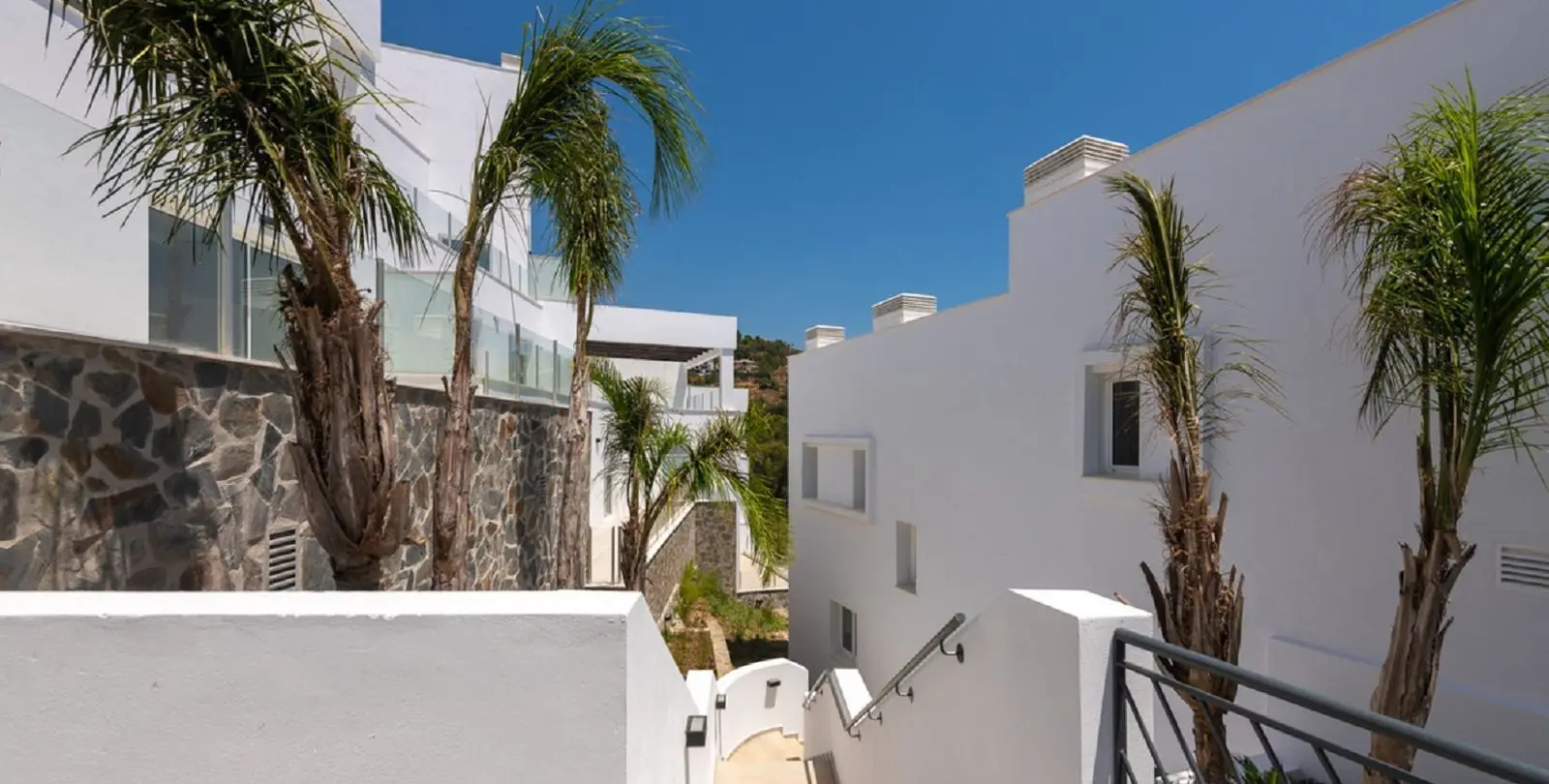 Продажа двухуровневого пентхауса в Altos de los Monteros 46