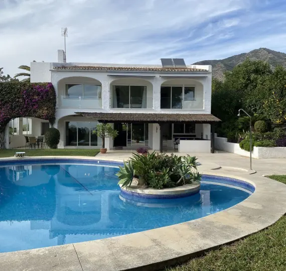 Продажа  отдельно стоящей виллы в Mijas