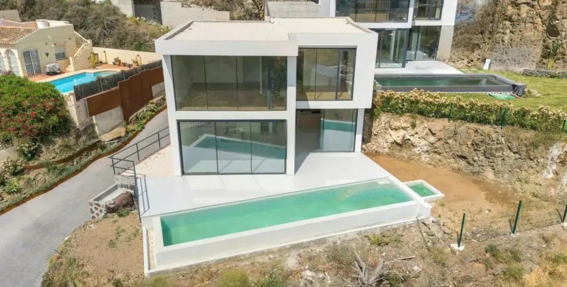 Продажа  отдельно стоящей виллы в Cerros del Aguila 1