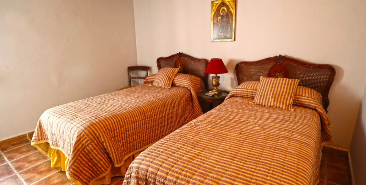 Sale of middle floor apartment in Marbella 19