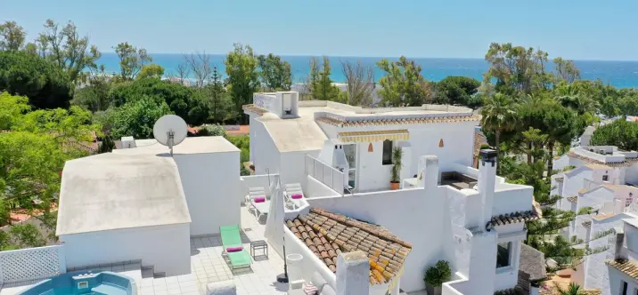 Long-term rent of penthouse in Elviria 0