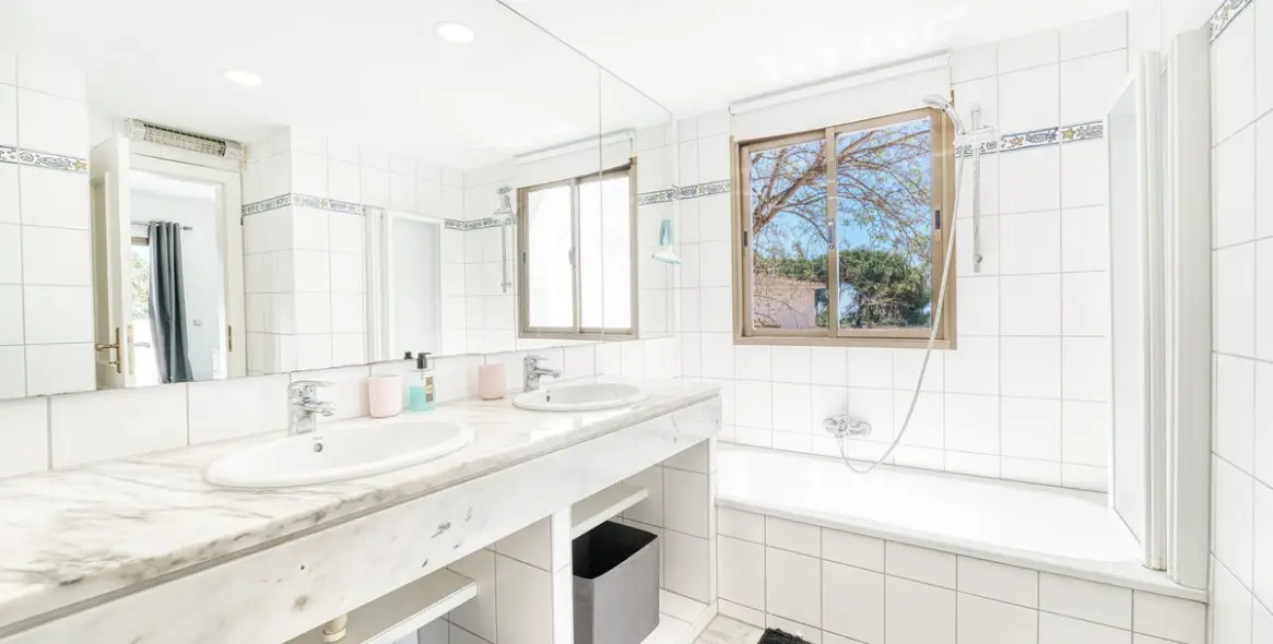 Long-term rent of penthouse in Elviria 28