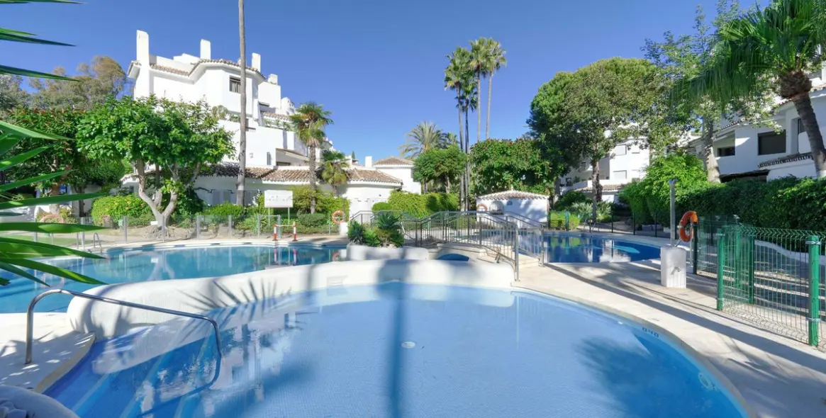 Long-term rent of penthouse in Elviria 37