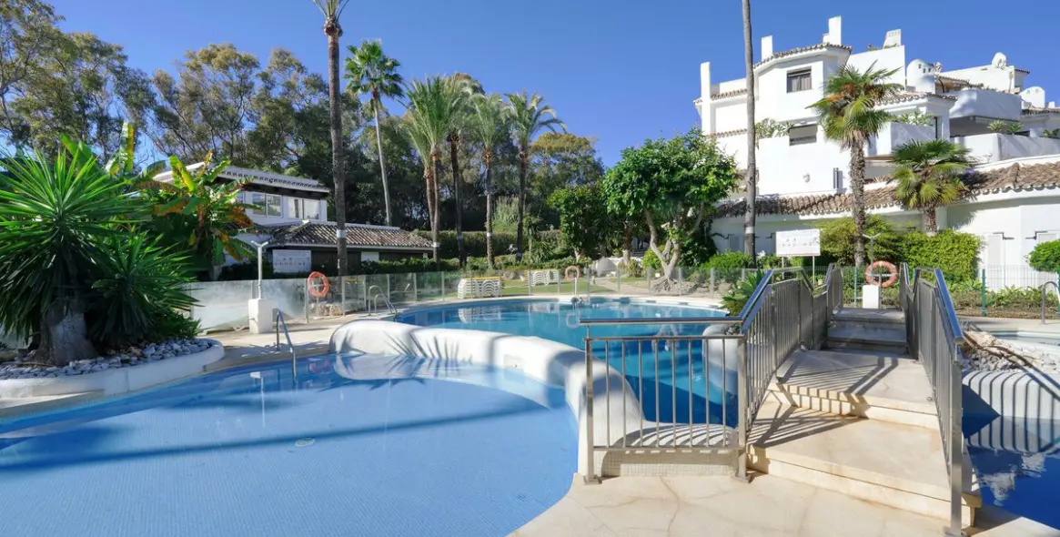 Long-term rent of penthouse in Elviria 38