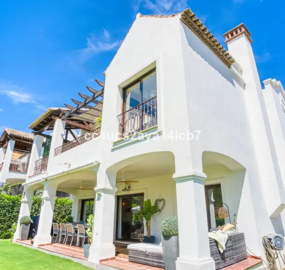 Sale of detached villa in Estepona