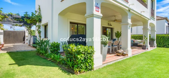Sale of detached villa in Estepona 1