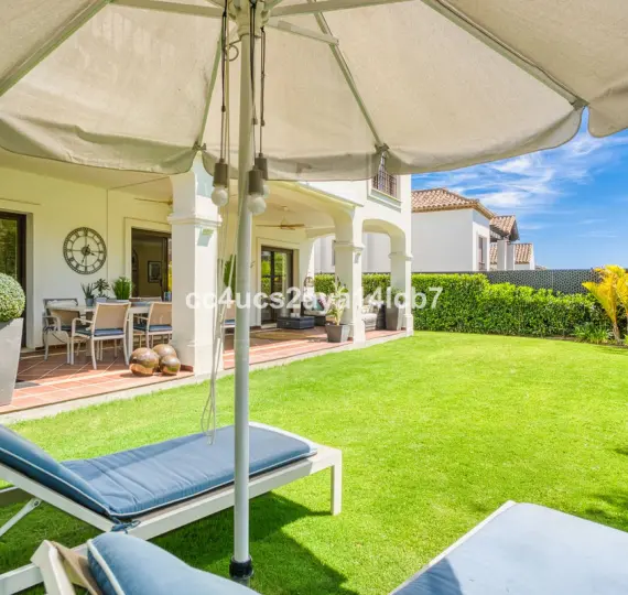 Sale of detached villa in Estepona