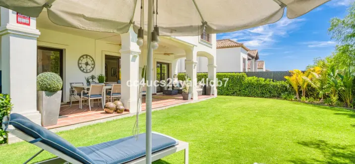 Sale of detached villa in Estepona 2